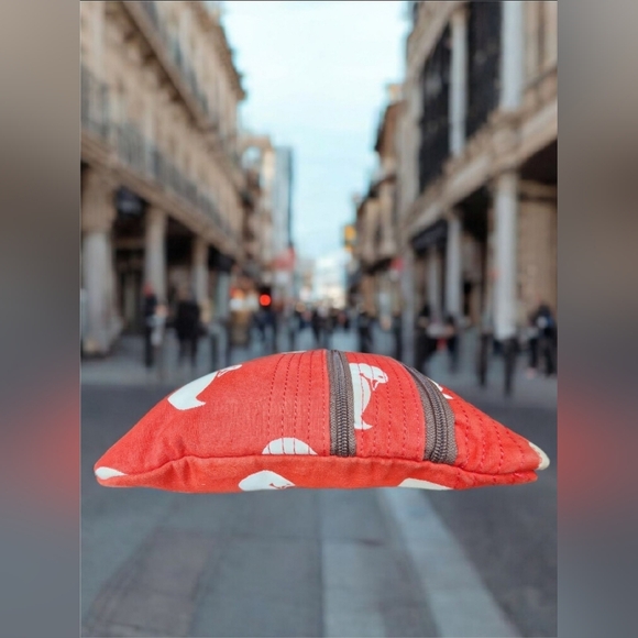 Vintage Dooney & Bourke Red Nylon Triple-Zip Crossbody Bag - Picture 5 of 16